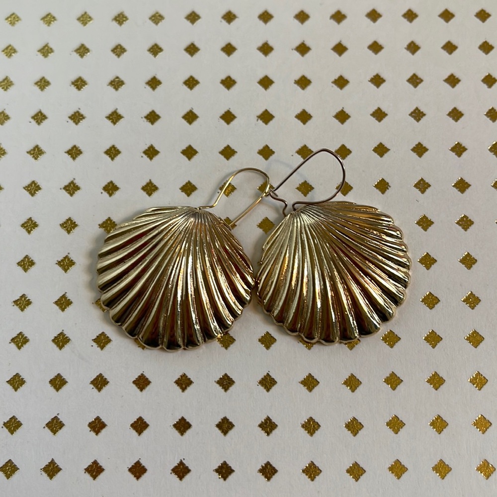 She sells sea shell earrings 🐚
